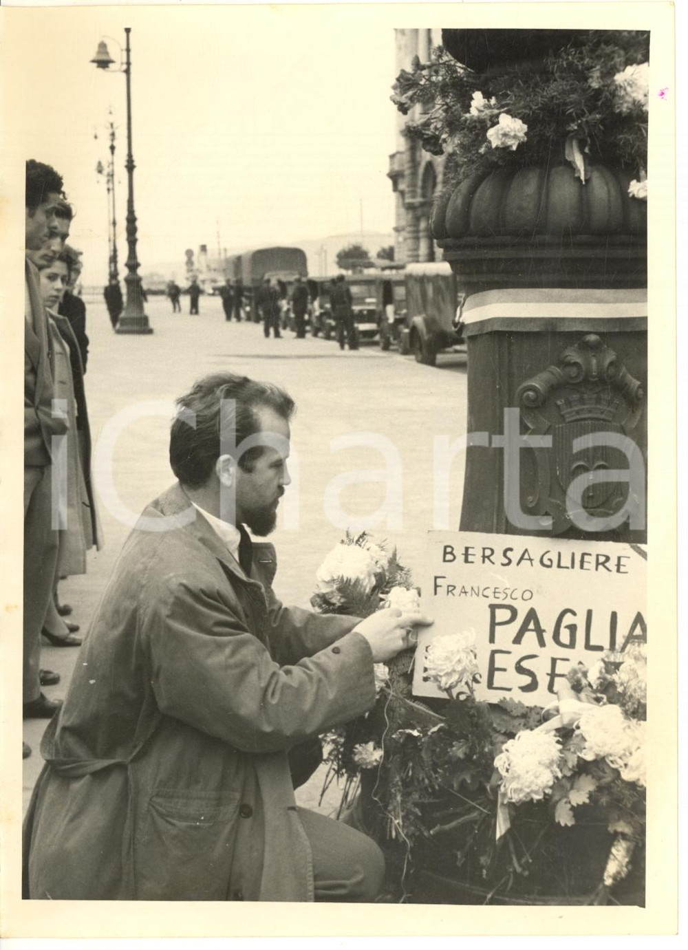 1953 RIVOLTA DI TRIESTE Cittadini ricordano il caduto Francesco PAGLIA *Foto Fotografia d'epoca, con didascalia manoscritta coeva.CONDIZIONI: G (ma lieve sovraimpressione circolare)FORMATO: 13x18 cm      originale e autentica 1