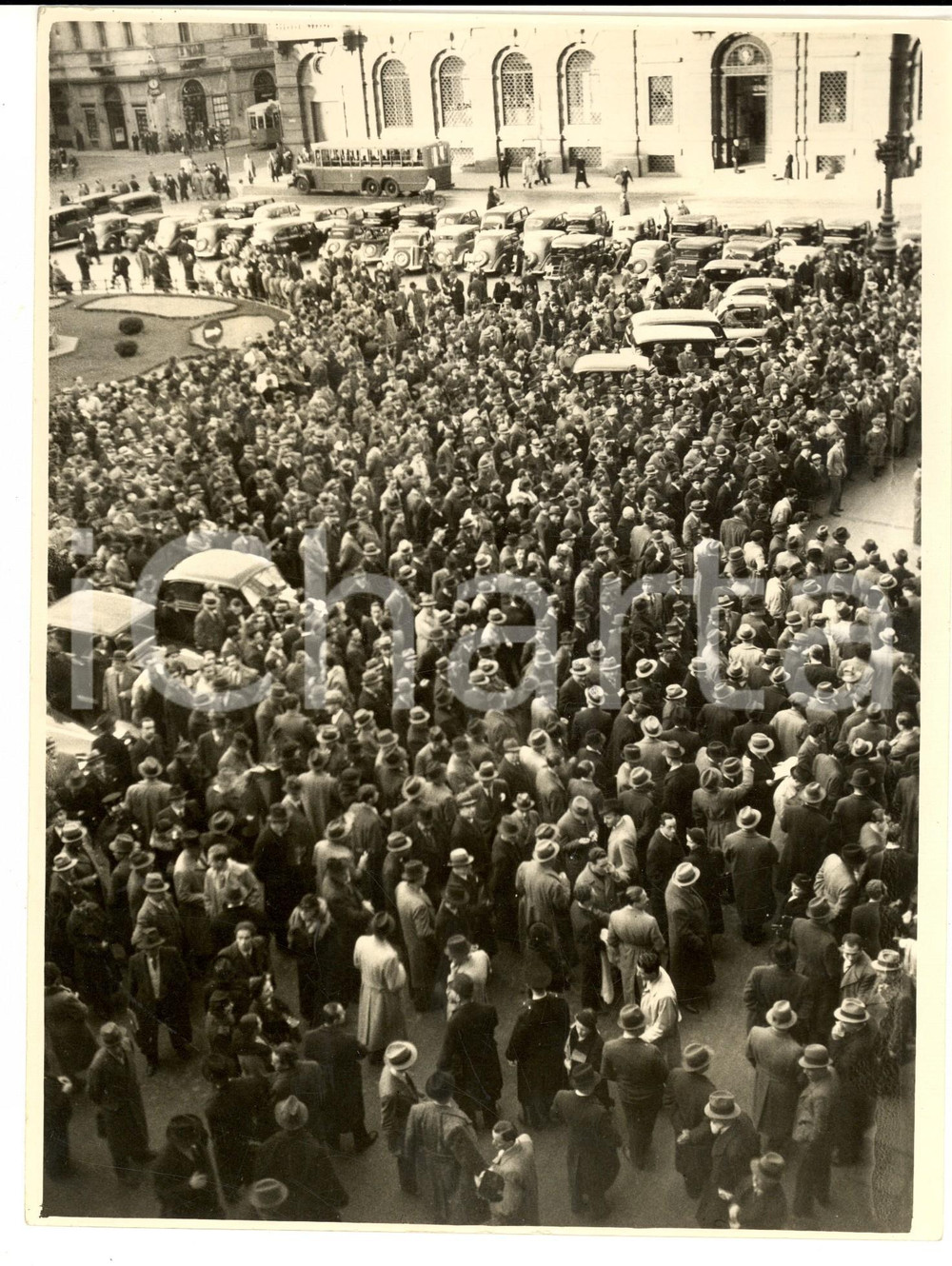 Fotografia d epoca originale 1938 MILANO Palazzo MARINO Folla in piazza per discorso del Duce sull ANSCHLUSS 1