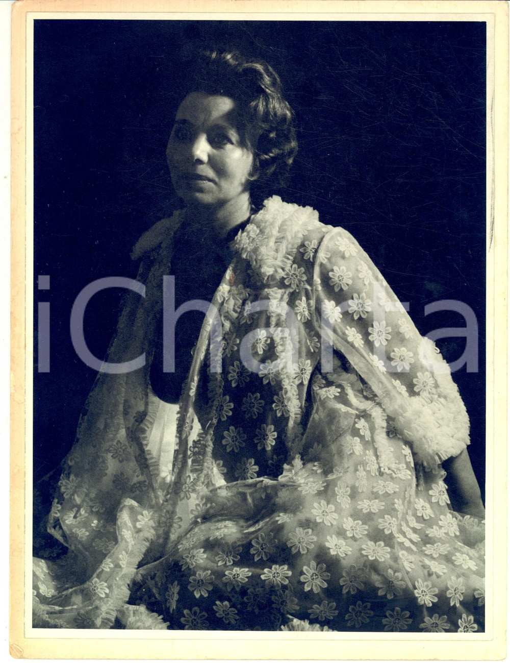 1960 ca VINTAGE EROTIC Woman in her robe (2) Photo Raymond VAN DOREN 20x25 cm Fotografia originale di Raymond Van Doren, montata su cartoncino rigido.FORMATO: 20x25 cmCONDIZIONI: FAIR (graffio al margine superiore e piccola macchia centrale)    originale e autentica 1