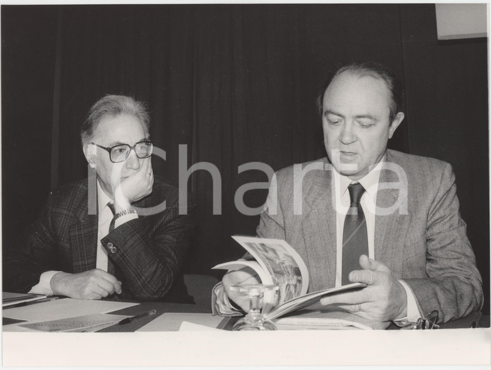 Fotografia d epoca originale 1985 ca MILANO Piero SCHLESINGER Gianni ZANDANO durante conferenza  Foto 24x18 1