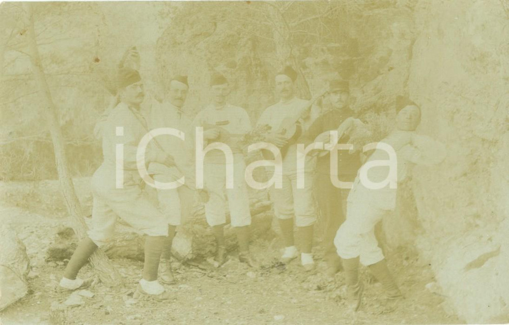 Fotografia d epoca originale 1915 ca FRANCE WW1 Soldati con chitarre e mandolini Cartolina goliardica 1