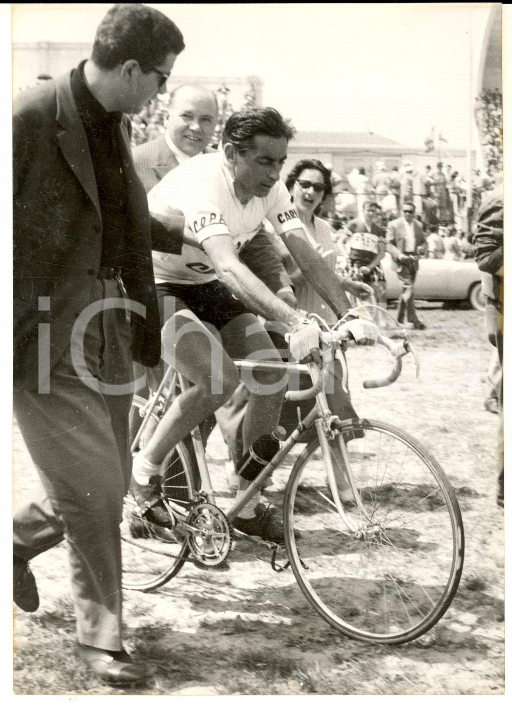 1956 CICLISMO GIRO D'ITALIA Il ritiro di Fausto COPPI dopo una caduta - Foto Fotografia d'epoca con didascalia coeva al verso. CONDIZIONI: GFORMATO: 13x18 cm     originale e autentica 1