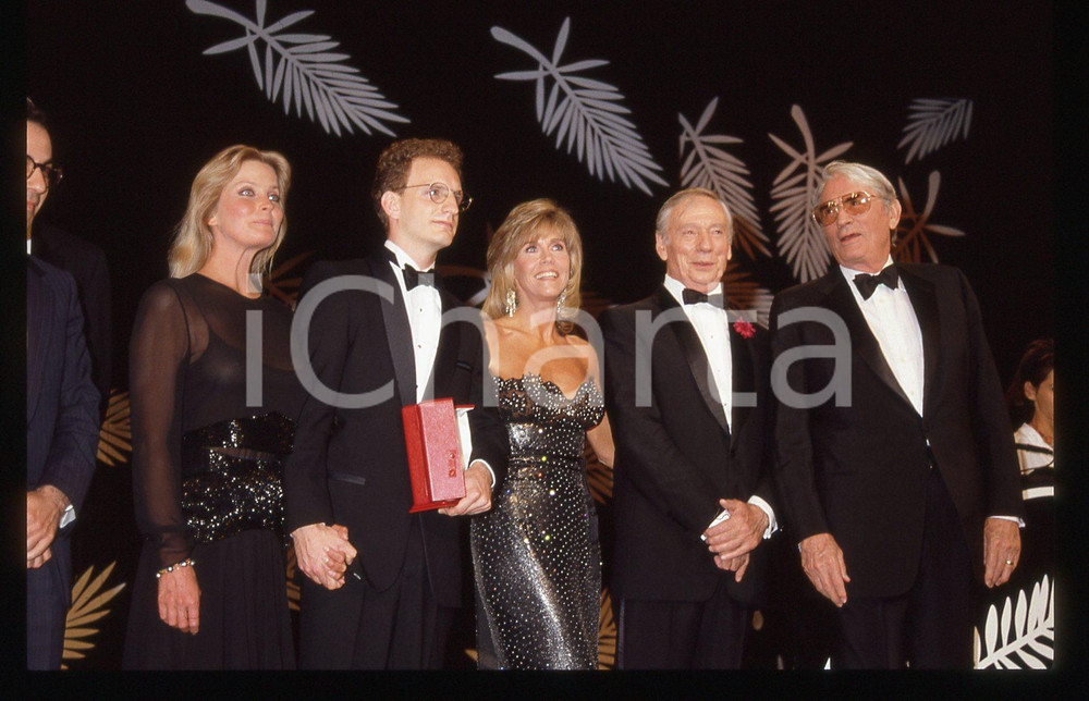 35mm vintage slide*1989 FESTIVAL DI CANNES Steven SODERBERGH vince Palma d'oro  Diapositiva d'epoca, in formato 35 mm.Nella diapositiva appaiono anche Gregory Peck,Jane Fonda,Bo Derek e Yves Montand.                                                                   CONDIZIONI: GOODE' severamente vietata la riproduzione. Tutti i diritti sono riservati. ICharta mette in vendita, sul negozio eBay e in esclusiva sul sito "icharta" il proprio archivio composto da numerose diapositive e negativi fotografici d'epoca, tutti originali e autentici, che attraversano la storia del costume italiano tra gli la fine degli anni Sessanta e Novanta.Si tratta di uno sguardo inedito sull'attualit&agrave;, la politica, la vita quotidiana, il gossip e la cultura, che fotografa il cambiamento della nazione in quest'ultimo scorcio del XX secolo. Un'occasione unica per il mercato del collezionismo, che vede finalmente disponibile un archivio eccezionale per vastit&agrave;, tematiche e condizioni, in un settore (il negativo fotografico e la diapositiva) di assoluta novit&agrave; e dalle interessanti prospettive di investimento.  originale e autentica 1