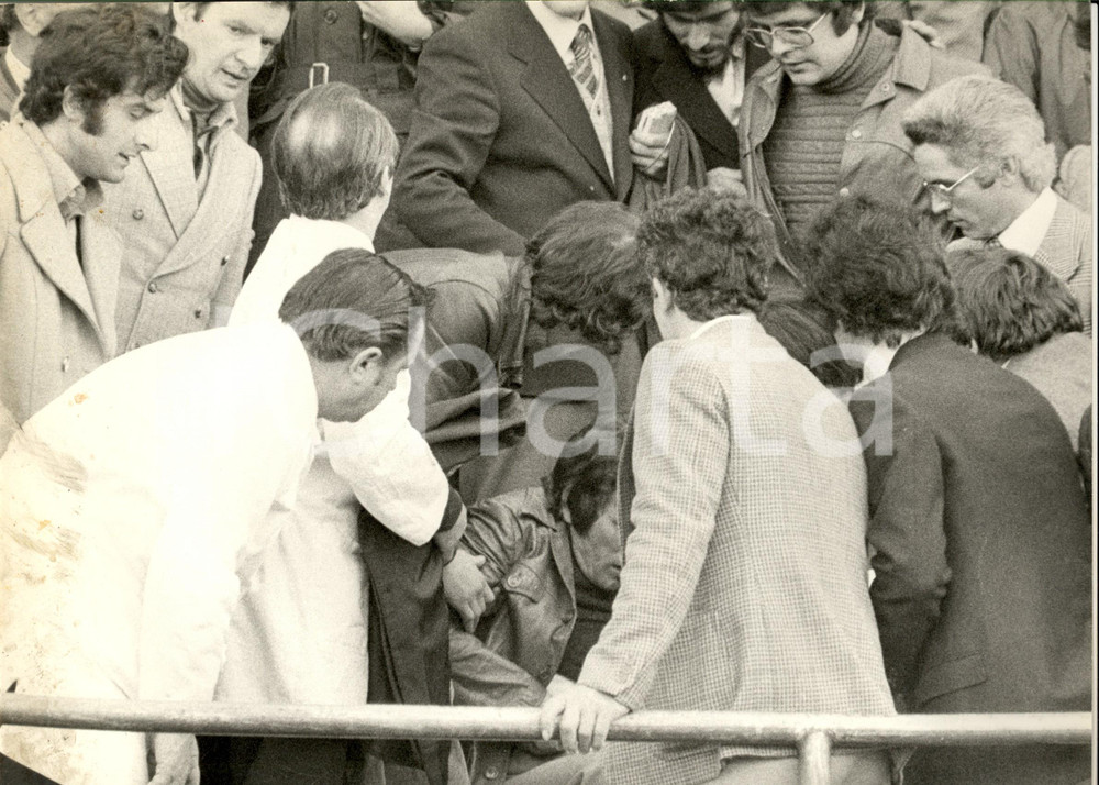 Fotografia d epoca originale 1980 ca CALCIO SERIE A Soccorsi a un tifoso dopo un aggressione Foto 22x30 cm 1