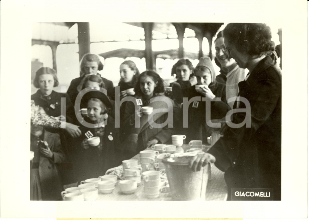 Fotografia d epoca originale 1941 VENEZIA? Bambini rimpatriati da IRAN accolti alla stazione con latte caldo 1