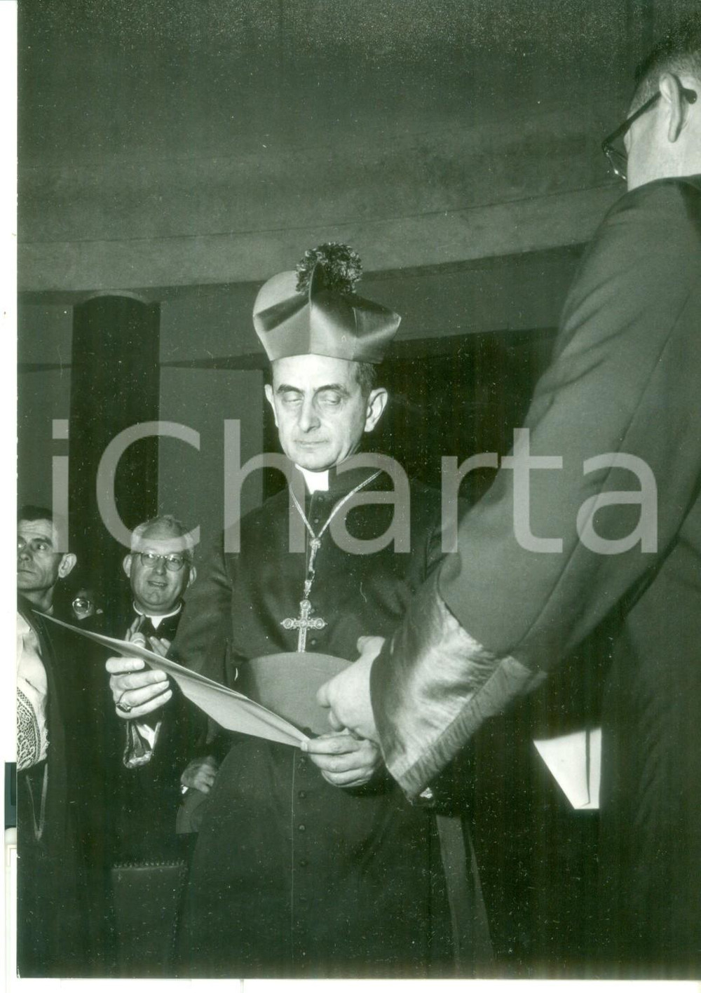 Fotografia d epoca originale 1958 ROMA Mons. Giovanni MONTINI riceve biglietto di nomina dai messi pontifici 1