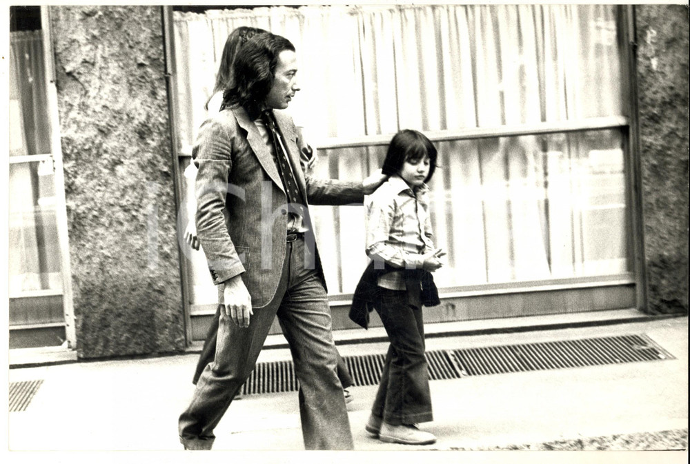 1970 ca MILANO (?) Ritratto di Alfredo CERRUTI con un bambino *Foto 30x20 Fotografia d'epoca. CONDIZIONI: GFORMATO: 30x20 cm      originale e autentica 1