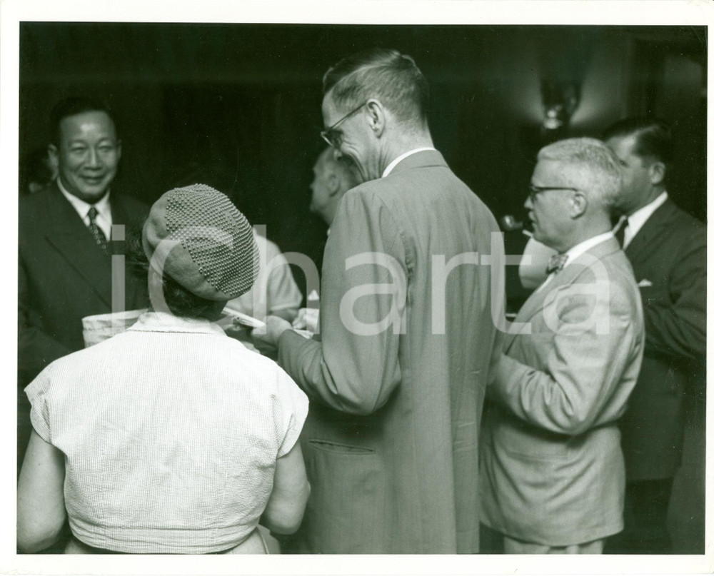 Fotografia d epoca originale 1956 WASHINGTON USA Savang VATTHANA ultimo re LAOS incontra giornalisti FOTO 1