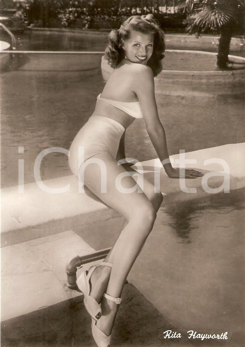 Cartolina originale da collezione 1955 ca CINEMA Actress Rita HAYWORTH on the diving board Cartolina FG NV 1