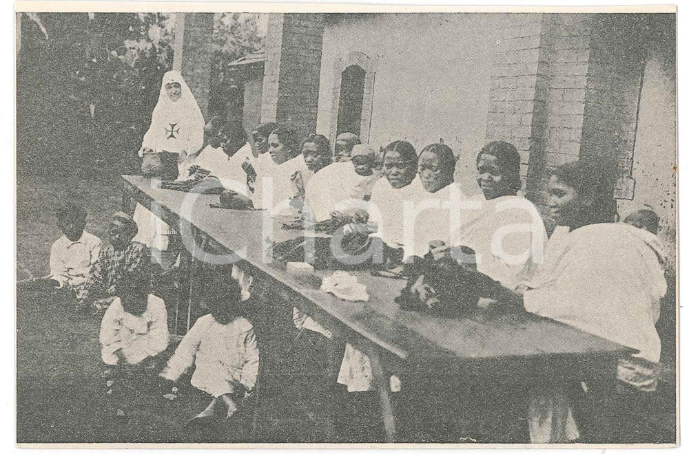 1932 AFRIQUE Catéchistes - Lecon de couture de Sœur Marie-Francis *Carte postale  Cartolina postale d'epoca, non viaggiata ma con nota manoscritta al verso.CONDIZIONI: POOR (margine superiore rifilato a mano)FORMATO: FP    originale e autentica 1