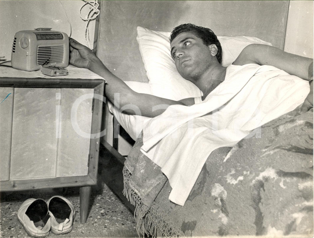 Fotografia d epoca originale 1952 BOLOGNA CALCIO  Giancarlo BACCI si sveglia per allenarsi 1