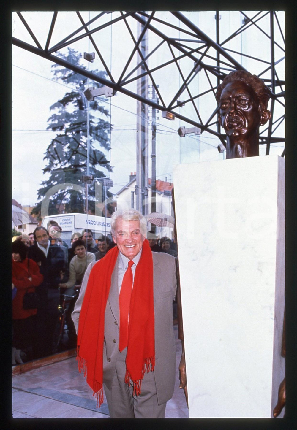 35mm vintage slide* 1990 ca NOISY-LE-GRAND Jean MARAIS statua Jean COCTEAU (1)  Diapositiva d'epoca, in formato 35 mm.La diapositiva illustra l'inaugurazione della statua dedicata a Jean Cocteau all'interno dell'Espace Michel-Simon, a Noisy-Le-Grand.CONDIZIONI: GOOD   Tutti i diritti riservati.E' severamente vietata la riproduzione. ICharta mette in vendita, sul negozio eBay e in esclusiva sul sito "icharta" il proprio archivio composto da numerose diapositive e negativi fotografici d'epoca, tutti originali e autentici, che attraversano la storia del costume italiano tra gli la fine degli anni Sessanta e Novanta.Si tratta di uno sguardo inedito sull'attualit&agrave;, la politica, la vita quotidiana, il gossip e la cultura, che fotografa il cambiamento della nazione in quest'ultimo scorcio del XX secolo. Un'occasione unica per il mercato del collezionismo, che vede finalmente disponibile un archivio eccezionale per vastit&agrave;, tematiche e condizioni, in un settore (il negativo fotografico e la diapositiva) di assoluta novit&agrave; e dalle interessanti prospettive di investimento.  originale e autentica 1