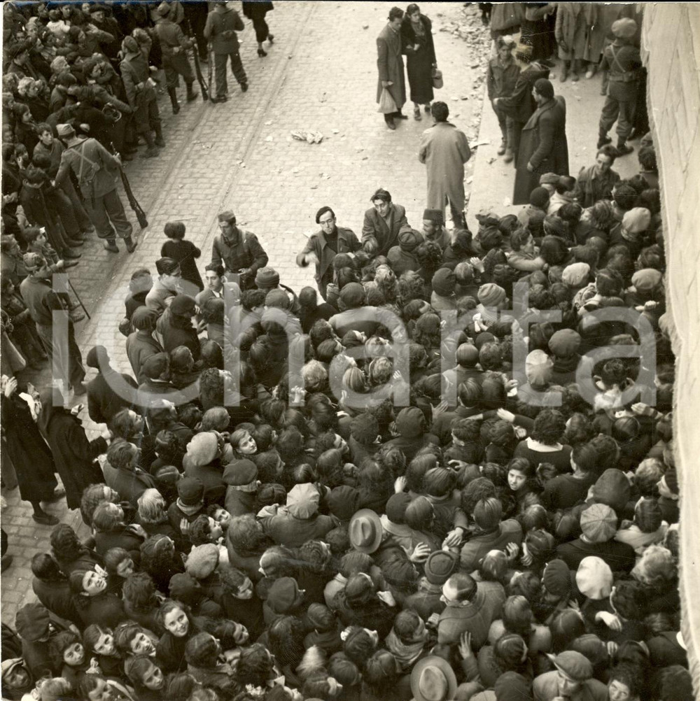 Fotografia d epoca originale 1937 BARCELLONA La presa della cittÃ  Folla a centro di rifornimento 1