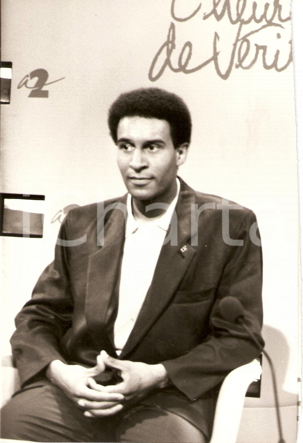 Fotografia d epoca originale 1987 PARIS  SOS RACISME PrÃ©sident Harlem DESIR dans Ã©mission HEURE DE VERITE 1