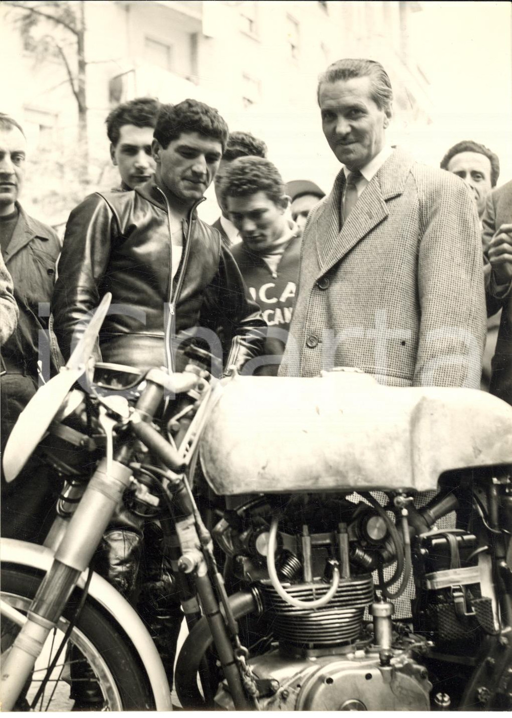 1955 ca MOTOCICLISMO BOLOGNA Tarquinio PROVINI alla punzonatura MOTOGIRO *Foto