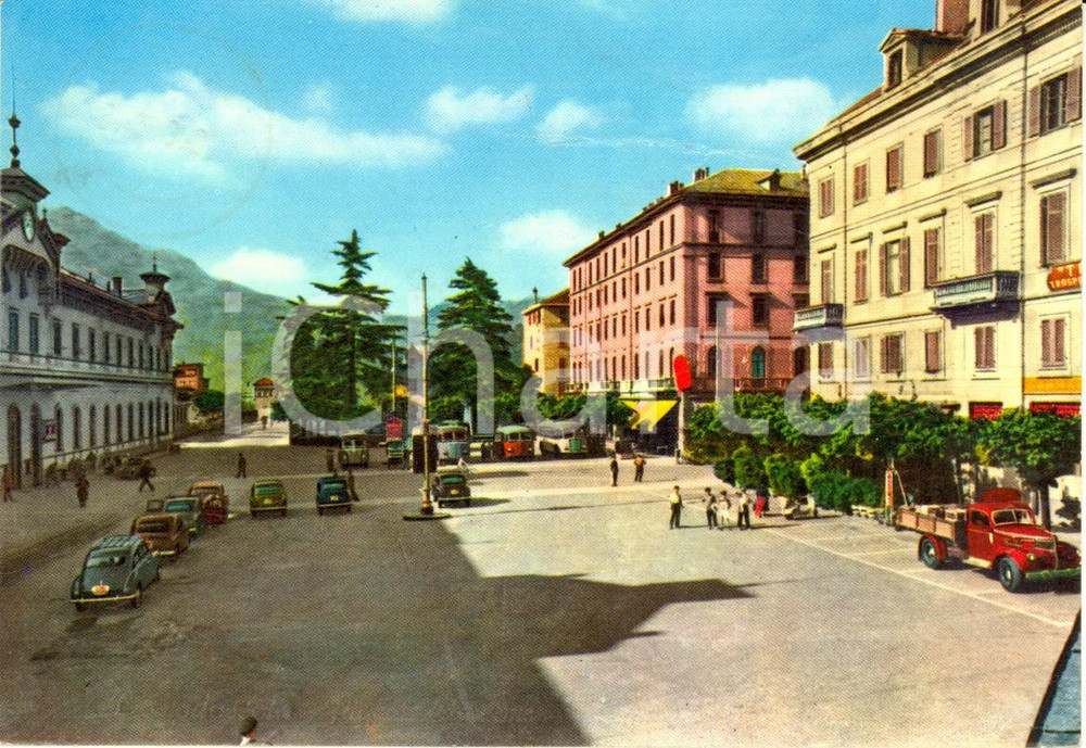 Cartolina originale da collezione 1960 DOMODOSSOLA VB Piazza STAZIONE Cartolina ANIMATA con auto e camion FG VG 1