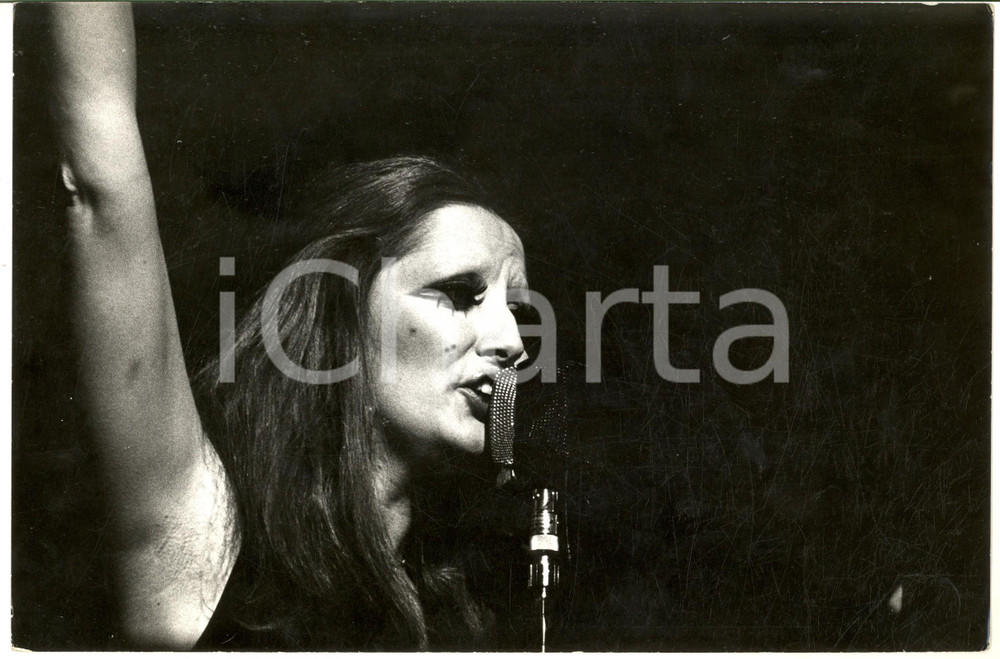 Fotografia d epoca originale 1970 ca COSTUME ITALIA Ritratto di MINA in concerto  Fotografia 30x20 cm 1