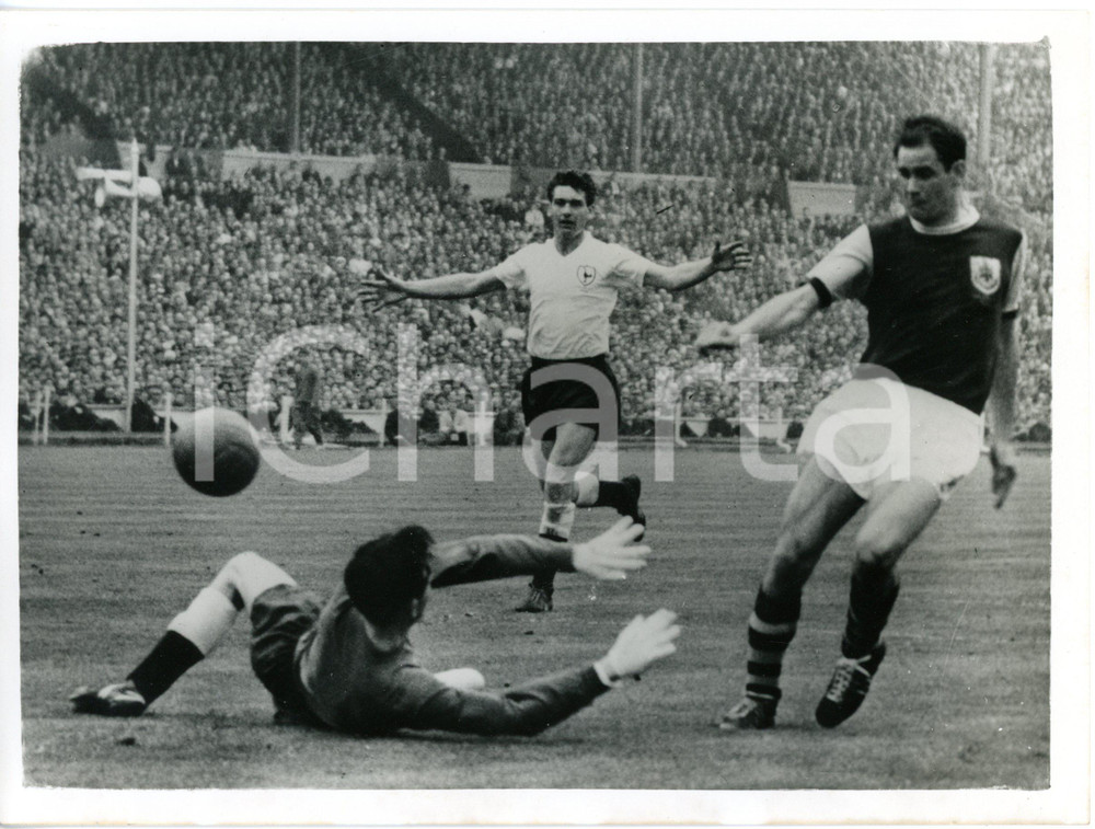 1962 LONDON - FOOTBALL FA CUP FINAL Tottenham-Burnley 3-1 - Jimmy ROBSON's goal