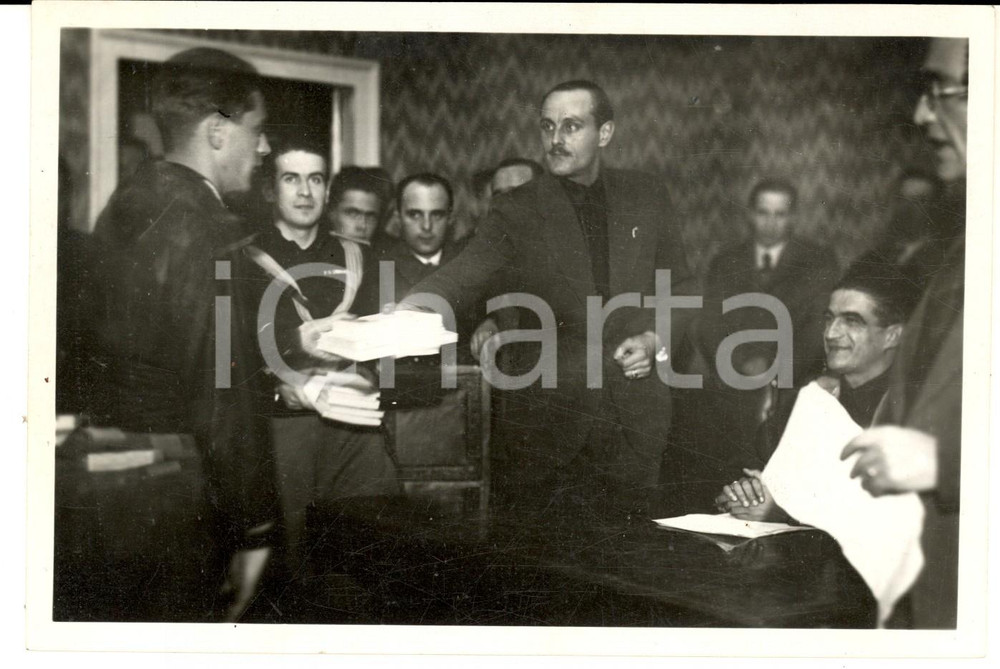 Fotografia d epoca originale 1934 MILANO ? FASCI GIOVANILI Avanguardista riceve libri in premio Foto 18x13 1