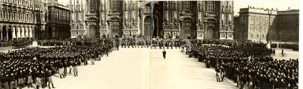 Fotografia d epoca originale 1933 MILANO Piazza Duomo  Adunata dei fasci giovanili Fotografia DOPPIA 34x10 1