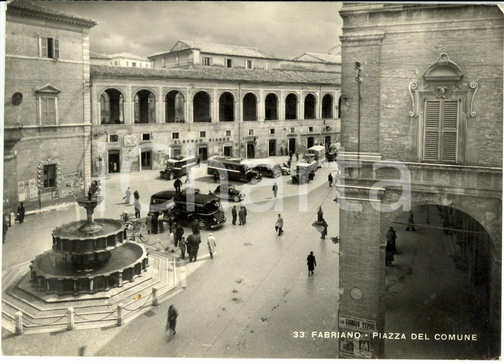 Cartolina originale da collezione 1949 FABRIANO (AN) Piazza del Comune con manifesto Giorgio TUPINI *FG VG 1