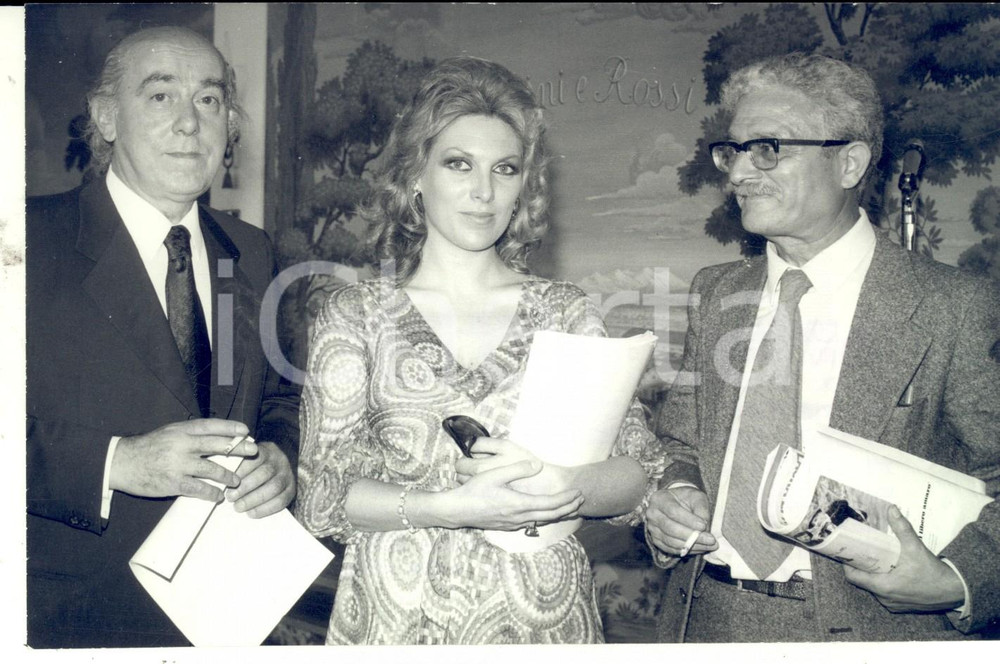 Fotografia d epoca originale 1974 MILANO SAN BABILA Fantasio PICCOLI Graziella GRNATA e Giuseppe GRIECO Foto 1