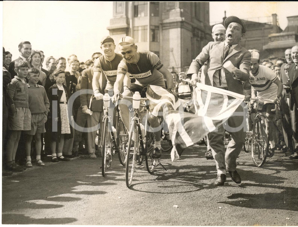 1958 LONDON CYCLING Tour of Britain - False start with Norman WISDOM *DAMAGED