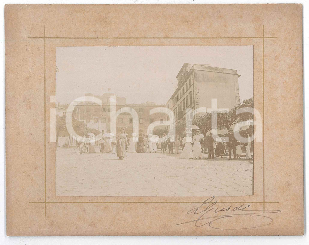 1900 ca CASTELLI ROMANI - Villeggianti in piazza - Foto VINTAGE 17x13 Fotografia d'epoca montata su cartoncino rigido.Firma "L. Guidi" al recto.CONDIZIONI: GFORMATO: 17x13 cm    originale e autentica 1
