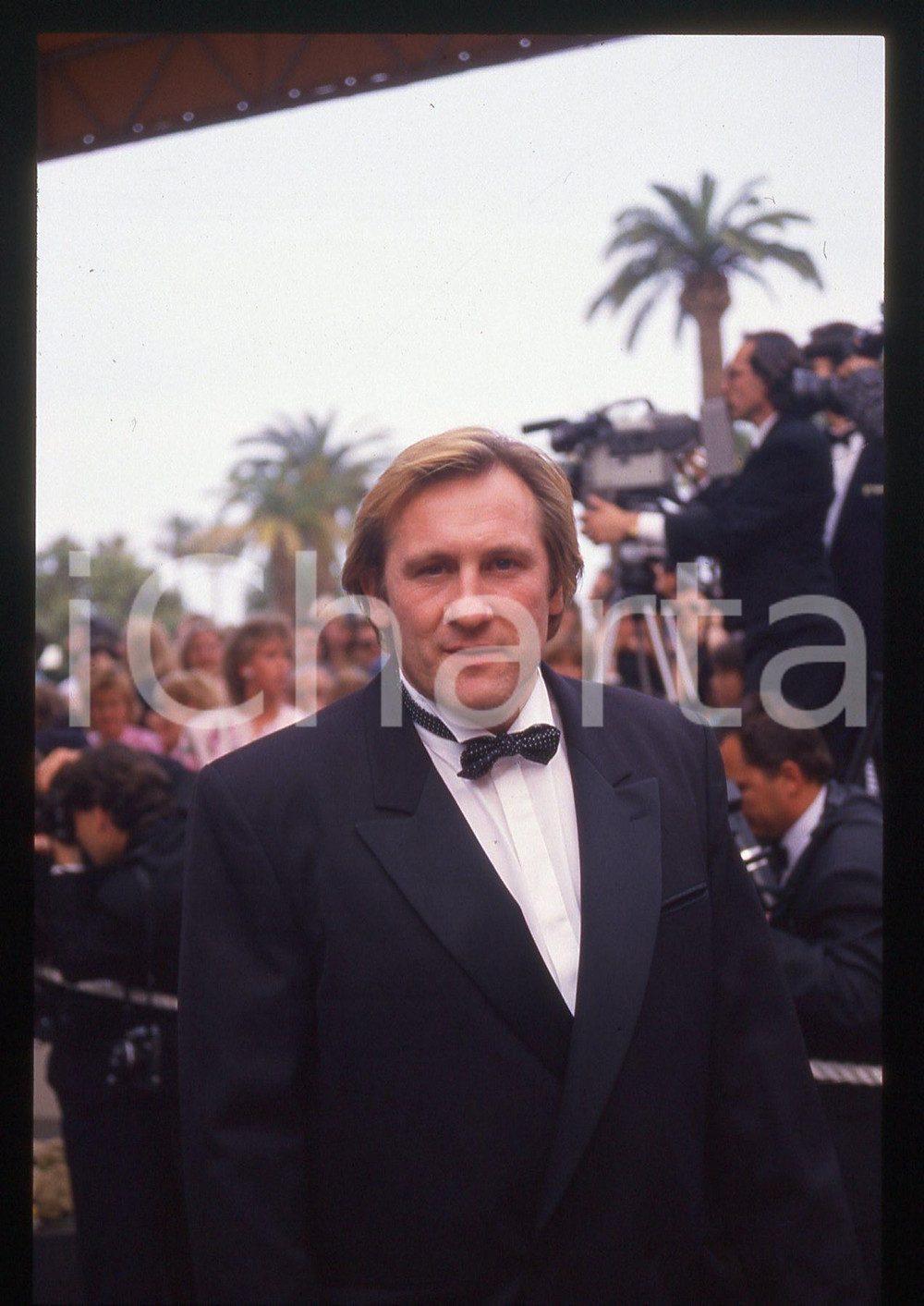 35mm vintage slide* 1988 CANNES Gérard DEPARDIEU Festival del cinema (5) La diapositiva &egrave; stata scattata in occasione del 41&deg; Festival del cinema di Cannes. CONDIZIONI: GOOD Tutti i diritti riservati.E' severamente vietata la riproduzione.  ICharta mette in vendita, sul negozio eBay e in esclusiva sul sito "icharta" il proprio archivio composto da numerose diapositive e negativi fotografici d'epoca, tutti originali e autentici, che attraversano la storia del costume italiano tra gli la fine degli anni Sessanta e Novanta.Si tratta di uno sguardo inedito sull'attualit&agrave;, la politica, la vita quotidiana, il gossip e la cultura, che fotografa il cambiamento della nazione in quest'ultimo scorcio del XX secolo. Un'occasione unica per il mercato del collezionismo, che vede finalmente disponibile un archivio eccezionale per vastit&agrave;, tematiche e condizioni, in un settore (il negativo fotografico e la diapositiva) di assoluta novit&agrave; e dalle interessanti prospettive di investimento.     originale e autentica 1