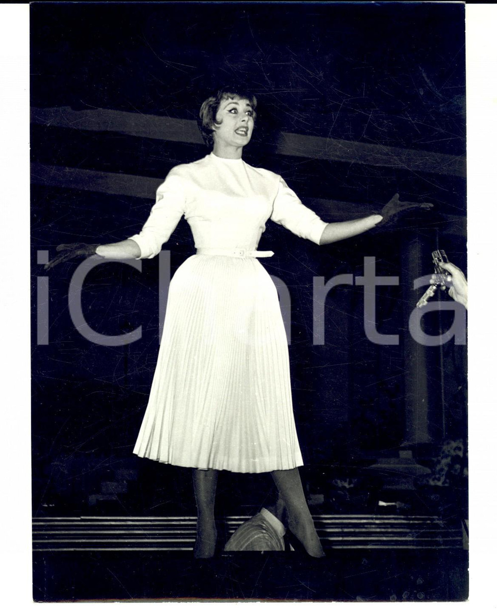 Fotografia d epoca originale 1960 ca COMPAGNIA MACARIO Attrice Sandra MONDAINI in scena Foto NELLY 13x18 1