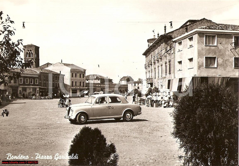 Cartolina originale da collezione 1950 circa BONDENO FE Veduta piazza GARIBALDI animata 1