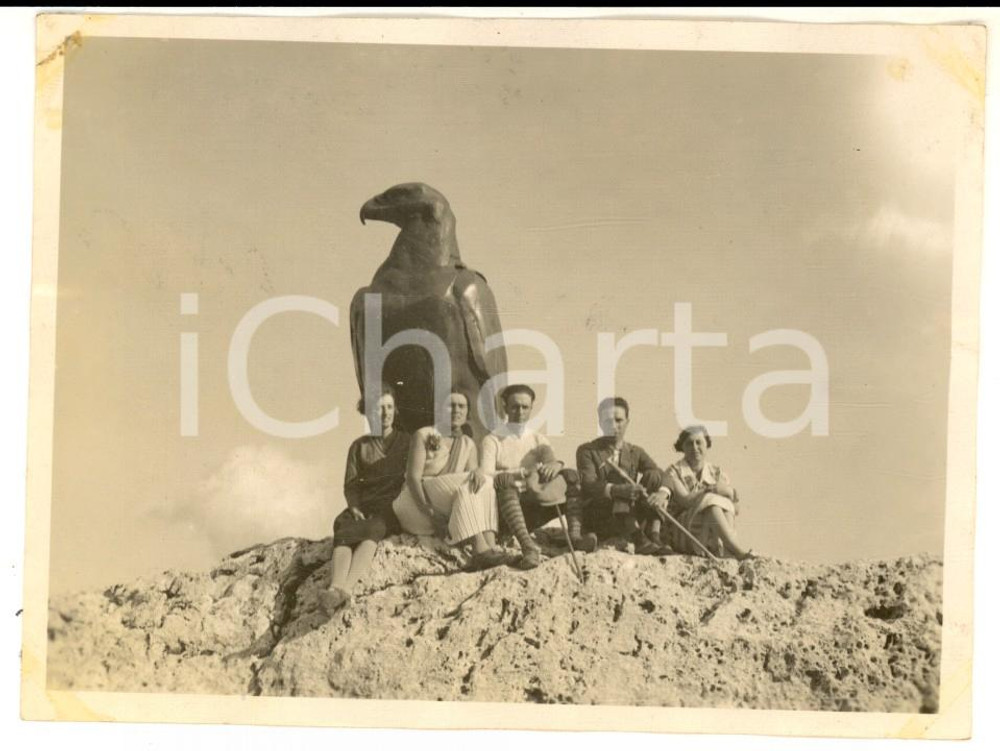 Fotografia d epoca originale 1927 SENTIERO DEL MASARE  TN Turisti al monumento a CHRISTOMANNOS Foto 12x9 1