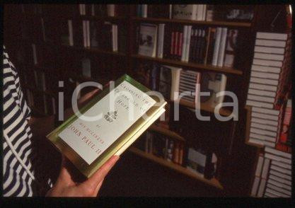 35mm vintage slide* 1995, USA, Giovanni Paolo II becomes author (3)  Diapositiva d'epoca, in formato 35 mm.CONDIZIONI: GOODE' severamente vietata la riproduzione. Tutti i diritti sono riservati.Nella diapositiva ICharta mette in vendita, sul negozio eBay e in esclusiva sul sito "icharta" il proprio archivio composto da numerose diapositive e negativi fotografici d'epoca, tutti originali e autentici, che attraversano la storia del costume italiano tra gli la fine degli anni Sessanta e Novanta.Si tratta di uno sguardo inedito sull'attualit&agrave;, la politica, la vita quotidiana, il gossip e la cultura, che fotografa il cambiamento della nazione in quest'ultimo scorcio del XX secolo. Un'occasione unica per il mercato del collezionismo, che vede finalmente disponibile un archivio eccezionale per vastit&agrave;, tematiche e condizioni, in un settore (il negativo fotografico e la diapositiva) di assoluta novit&agrave; e dalle interessanti prospettive di investimento.  FAIR/discreto   originale e autentica 1