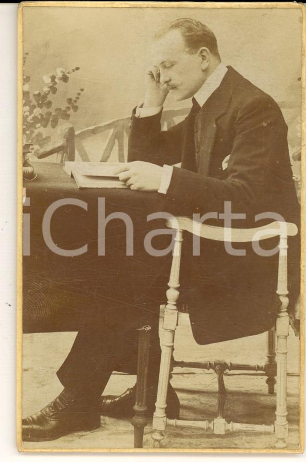 Fotografia d epoca originale 1910 ca AREA FRANCESE Ritratto di un uomo in lettura Foto VINTAGE 7x11 cm 1