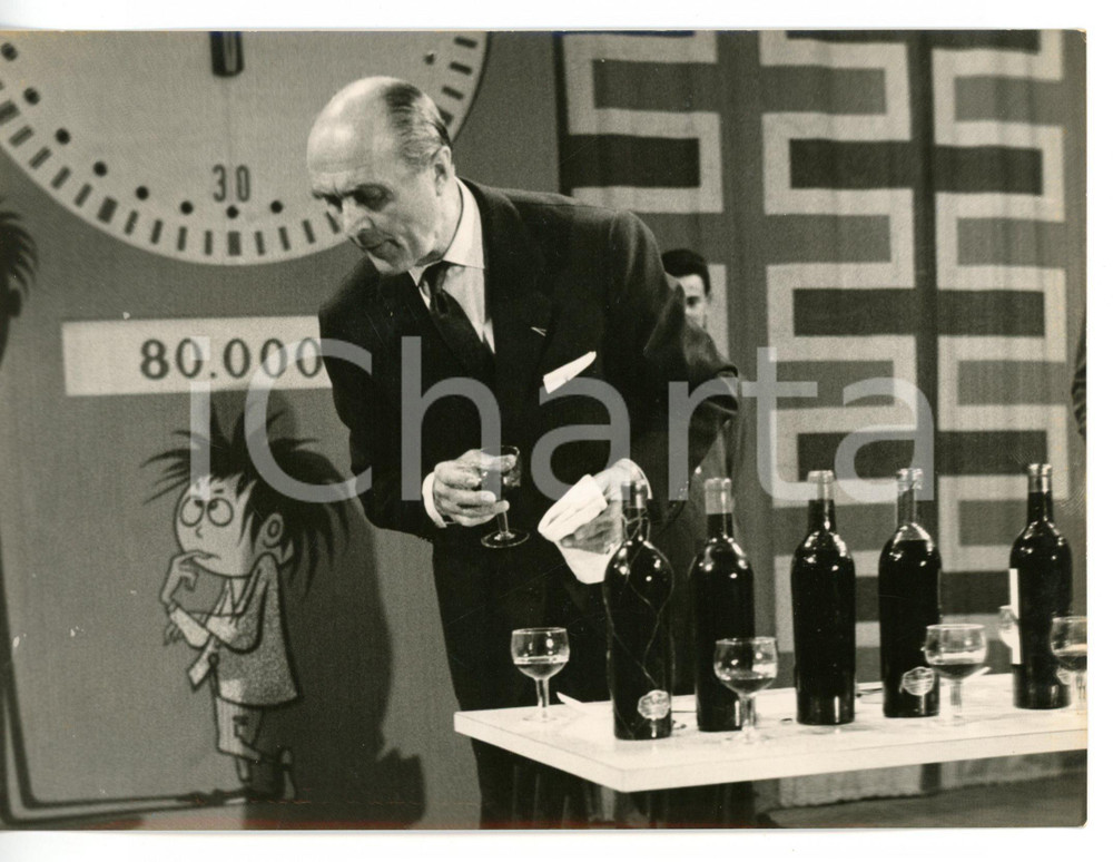 1957 LASCIA O RADDOPPIA? Pilota Louis CHIRON durante degustazione di vini *Foto