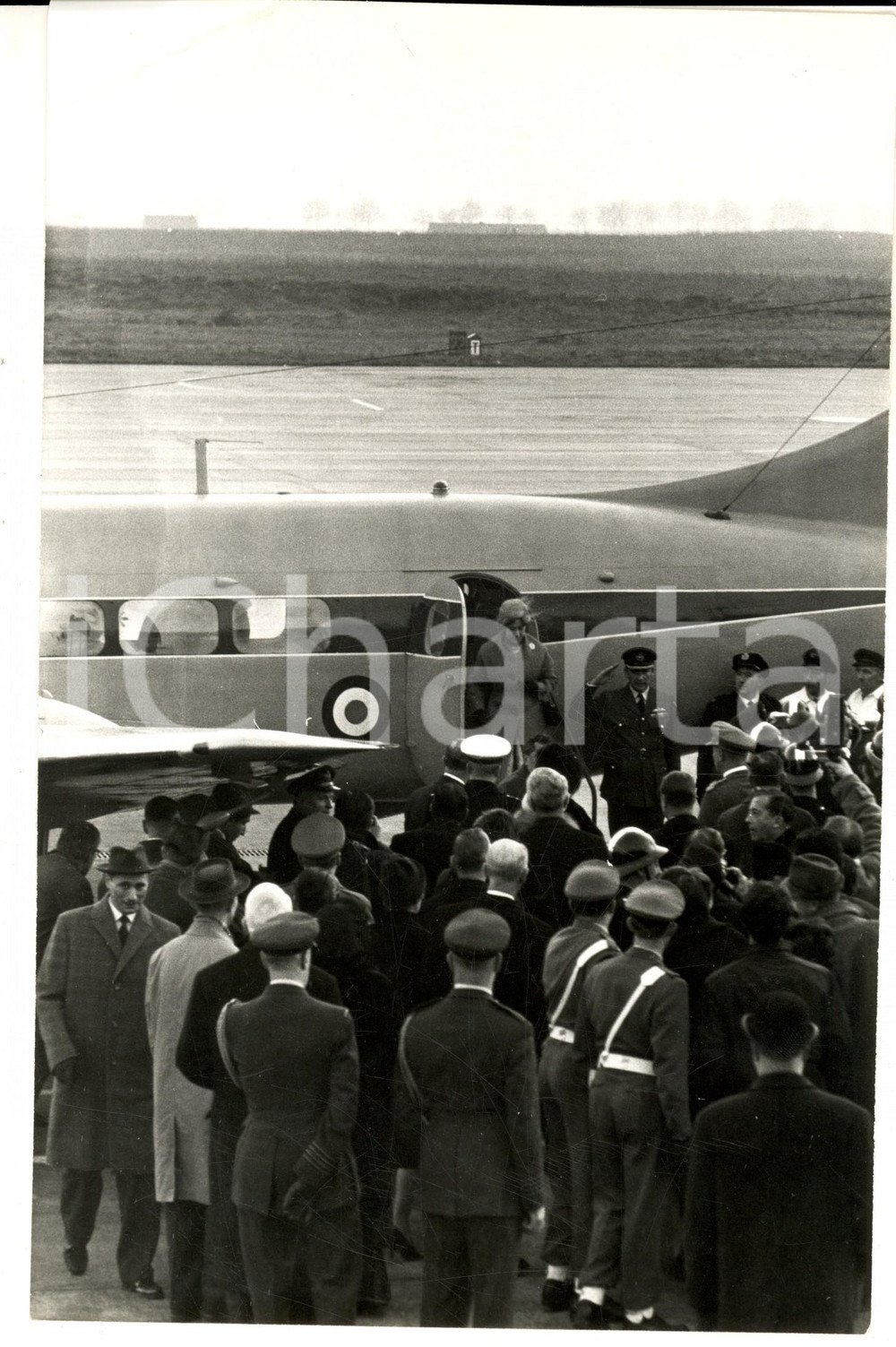 Fotografia d epoca originale 1960 ca PARIS ? Arrivo di una delegazione dipolmatica Fotografia 18x26 cm 1