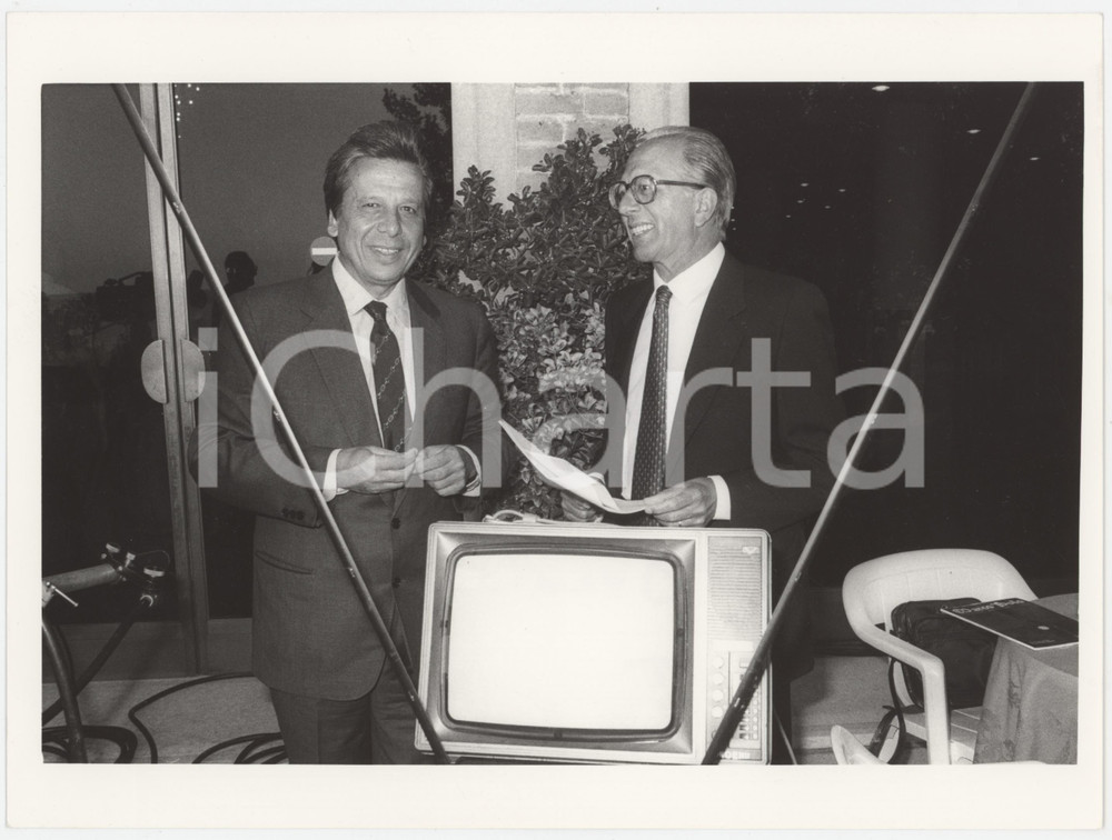 Fotografia d epoca originale 1985 ca RAI Pio DE BERTI Emanuele MILANO Foto 24x18 cm 1