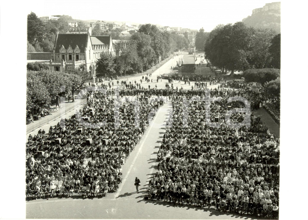 Fotografia d epoca originale 1983 LOURDES F Pellegrini durante la messa su piazza basilica Fotografia 1