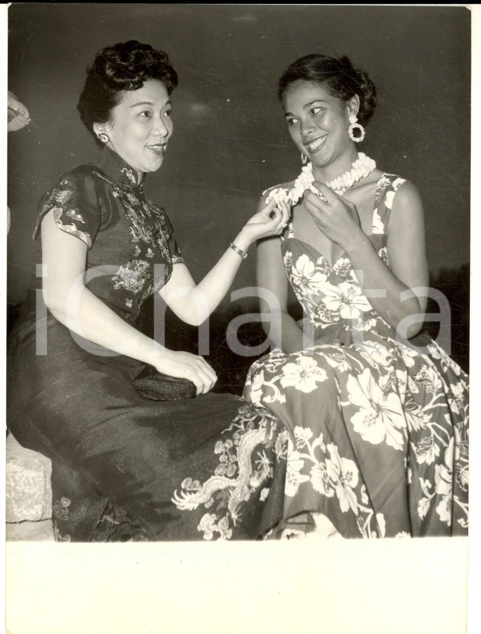 Fotografia d epoca originale 1957 FESTIVAL DI CANNES Star di Tahiti Maea FLOHR con LiuLi FEI Foto 13x18 cm 1