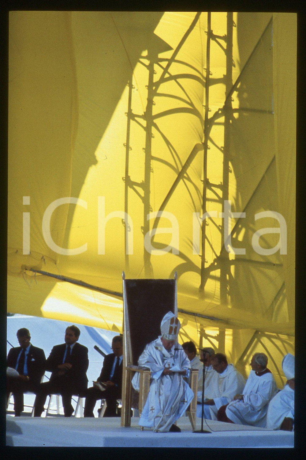 35mm vintage slide* 1995 BROOKLYN Aqueduct Racetrack - Giovanni Paolo II (6)  Diapositiva d'epoca, in formato 35 mm.CONDIZIONI: GOODE' severamente vietata la riproduzione. Tutti i diritti sono riservati.Nella diapositiva ICharta mette in vendita, sul negozio eBay e in esclusiva sul sito "icharta" il proprio archivio composto da numerose diapositive e negativi fotografici d'epoca, tutti originali e autentici, che attraversano la storia del costume italiano tra gli la fine degli anni Sessanta e Novanta.Si tratta di uno sguardo inedito sull'attualit&agrave;, la politica, la vita quotidiana, il gossip e la cultura, che fotografa il cambiamento della nazione in quest'ultimo scorcio del XX secolo. Un'occasione unica per il mercato del collezionismo, che vede finalmente disponibile un archivio eccezionale per vastit&agrave;, tematiche e condizioni, in un settore (il negativo fotografico e la diapositiva) di assoluta novit&agrave; e dalle interessanti prospettive di investimento.  FAIR/discreto   originale e autentica 1