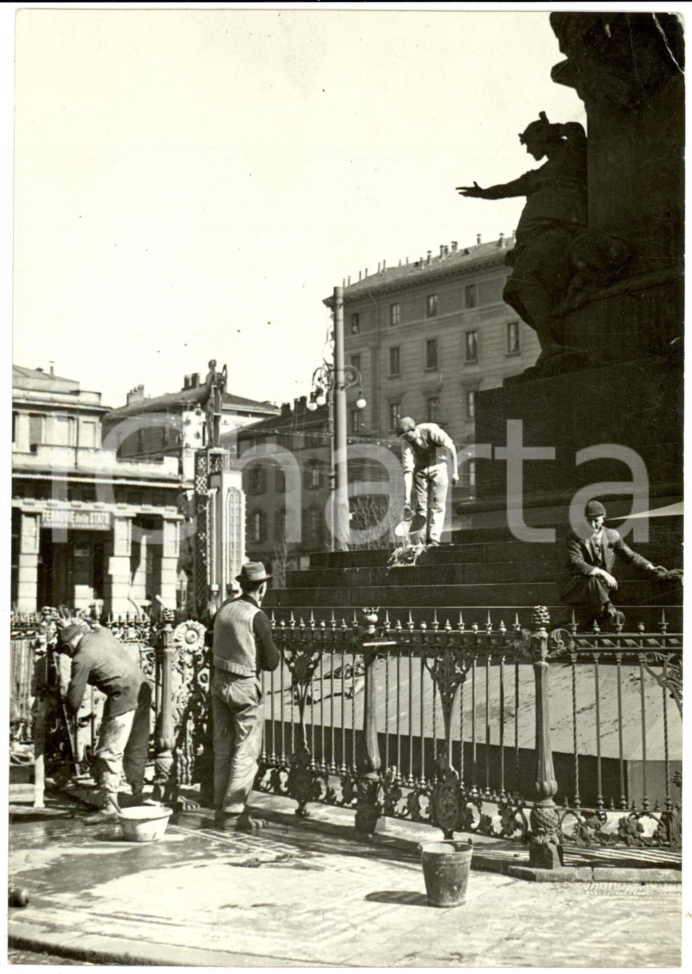 Fotografia d epoca originale 1940 MILANO Operai lavano Monumento delle CINQUE GIORNATE Fotografia 1