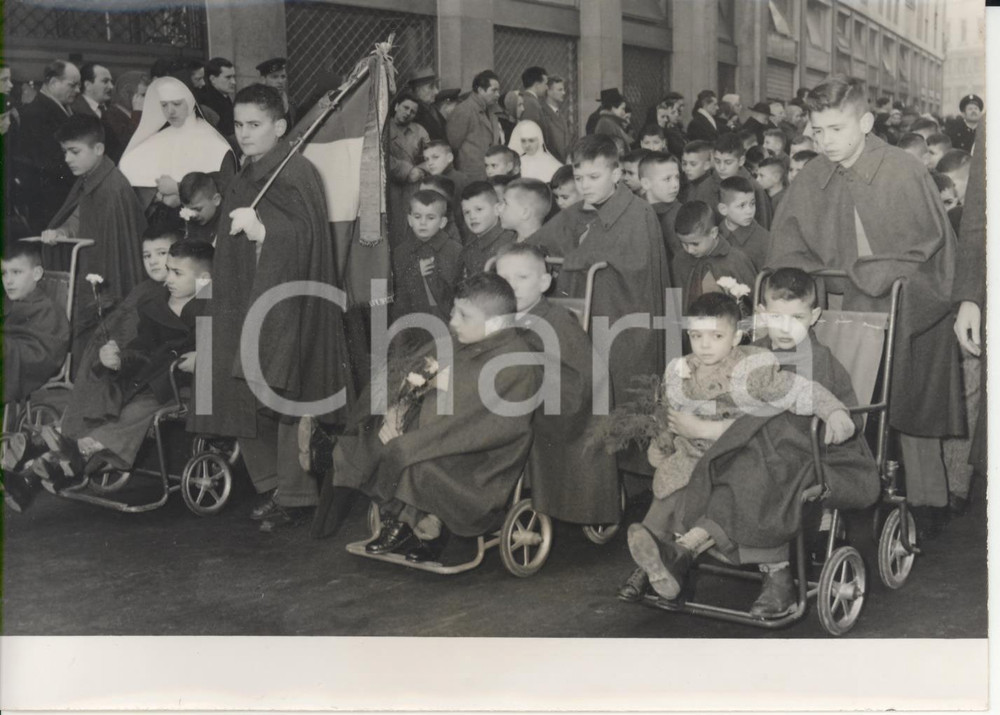 Fotografia d epoca originale 1956 MILANO Orfani e mutilatini ai funerali di don GNOCCHI Foto 18x13 cm 1