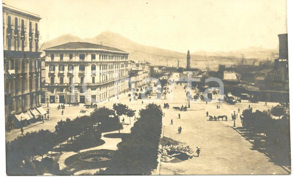 Cartolina originale da collezione 1920 circa NAPOLI Piazza MUNICIPIO *Cartolina postale ANIMATA con cavalli FP NV 1