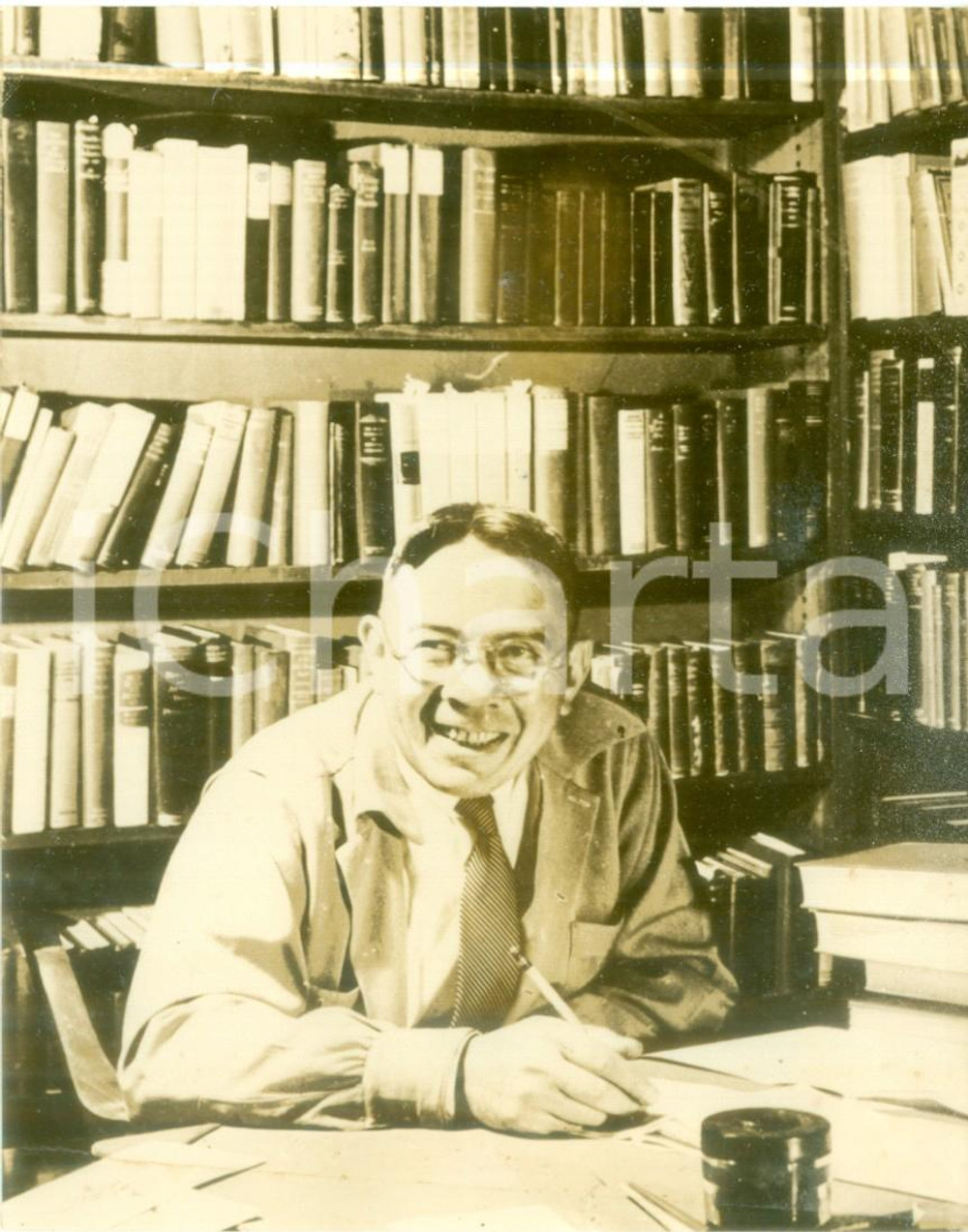 Fotografia d epoca originale 1950 ca OGDEN USA Il critico Bernard DEVOTO nel suo studio Fotografia 1