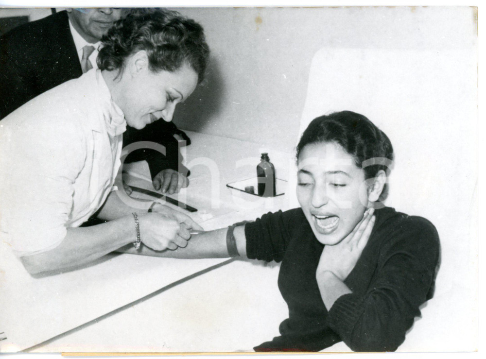 1957 RABAT Principessa Lalla Aicha del MAROCCO dona il sangue in ospedale *Foto