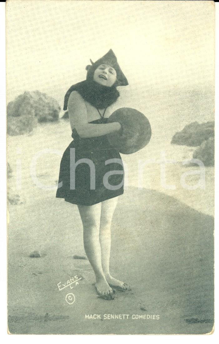 Cartolina originale da collezione 1930 ca MACK SENNETT COMEDIES Woman on the beach in fur muff  *Card 1