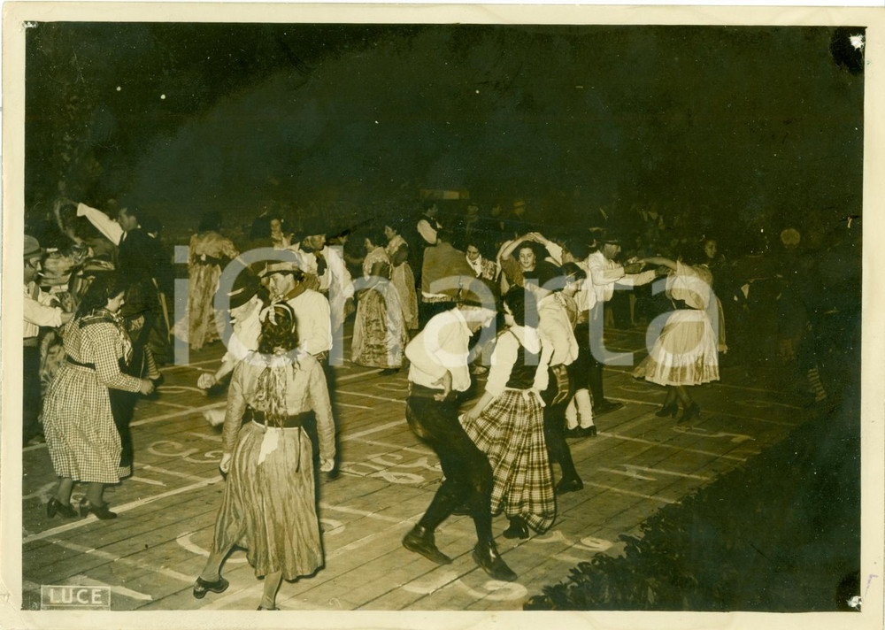 Fotografia d epoca originale 1940 ROMA Balli folcloristici a Piazza di SIENA Fotografia 1