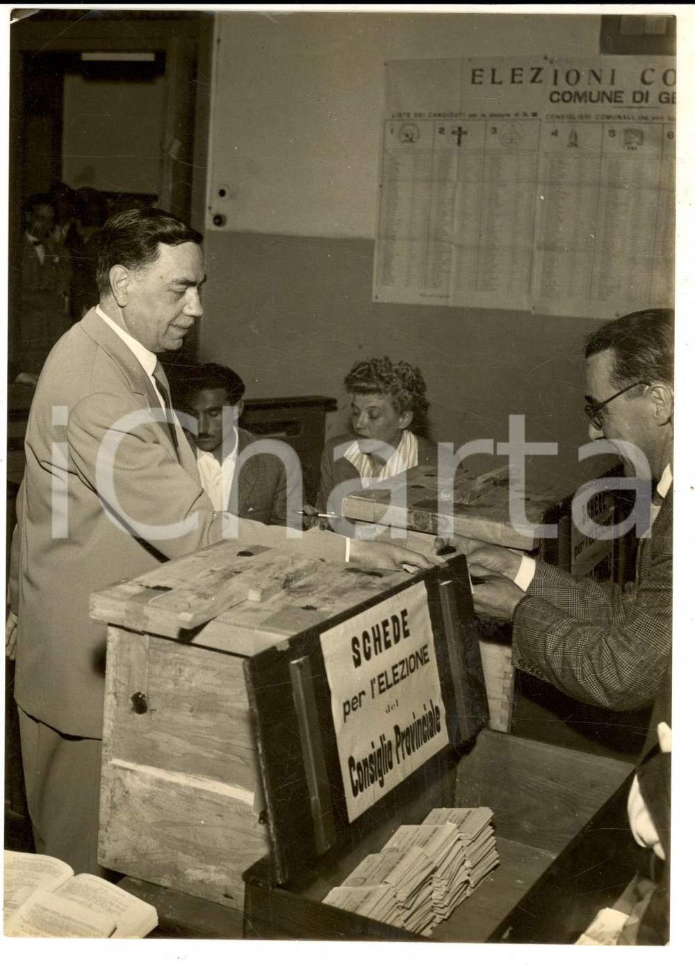 Fotografia d epoca originale 1955 ca GENOVA Politico a un seggio per elezione Consiglio Provinciale Foto 1