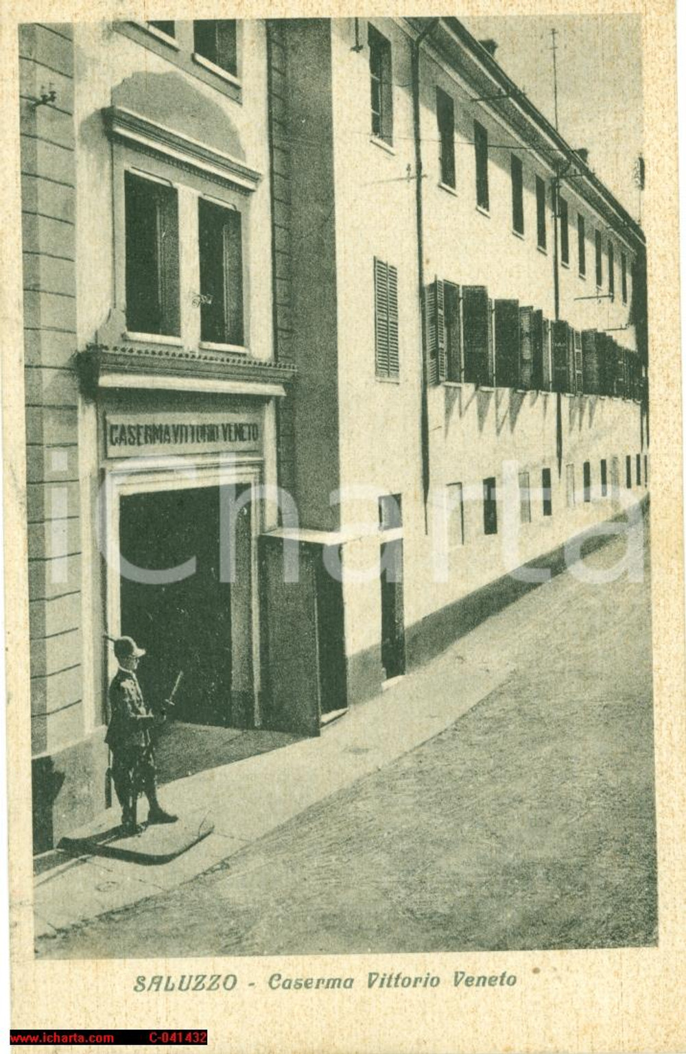 Cartolina originale da collezione 1930 ca SALUZZO (CN) La caserma VITTORIO VENETO FP NV 1