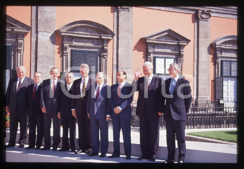 35mm vintage slide* 1994 NAPOLI G7 Silvio BERLUSCONI Helmut KOHL Bill CLINTON 2  Diapositiva d'epoca, in formato 35 mm.La diapositiva illustra il "G7 allargato", al quale partecip&ograve; anche la Russia, tenutosi a Napoli tra l'8 e il 10 luglio 1994. Nella diapositiva compaiono Silvio Berlusconi, Helmut Kohl, Bill Clinton, Fran&ccedil;ois Mitterrand, John Major, Boris Eltsin, Jacques Delors, Jean Chretien e Tomiichi Murayama.CONDIZIONI: GOOD  Tutti i diritti riservati.E' severamente vietata la riproduzione. ICharta mette in vendita, sul negozio eBay e in esclusiva sul sito "icharta" il proprio archivio composto da numerose diapositive e negativi fotografici d'epoca, tutti originali e autentici, che attraversano la storia del costume italiano tra gli la fine degli anni Sessanta e Novanta.Si tratta di uno sguardo inedito sull'attualit&agrave;, la politica, la vita quotidiana, il gossip e la cultura, che fotografa il cambiamento della nazione in quest'ultimo scorcio del XX secolo. Un'occasione unica per il mercato del collezionismo, che vede finalmente disponibile un archivio eccezionale per vastit&agrave;, tematiche e condizioni, in un settore (il negativo fotografico e la diapositiva) di assoluta novit&agrave; e dalle interessanti prospettive di investimento.  originale e autentica 1